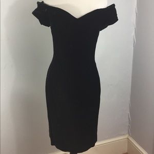 Classy yet sexy velvet off-shoulder pencil dress